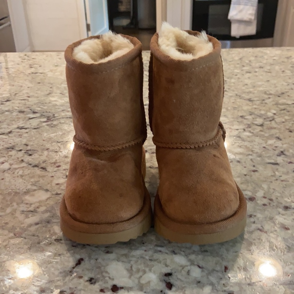 Toddler Classic Ugg Boots chestnut size 6 like new